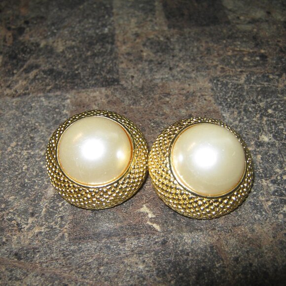 Designer Inspired Vintage Pearl Gold Clip-On Earrings. - Picture 2 of 4